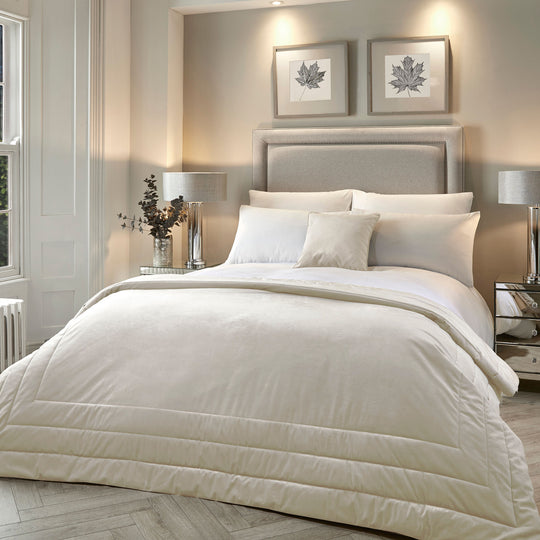 Chic Bedspread in Ivory 150 x 220cm